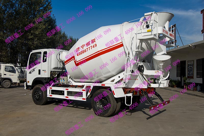 重汽王牌小型攪拌車