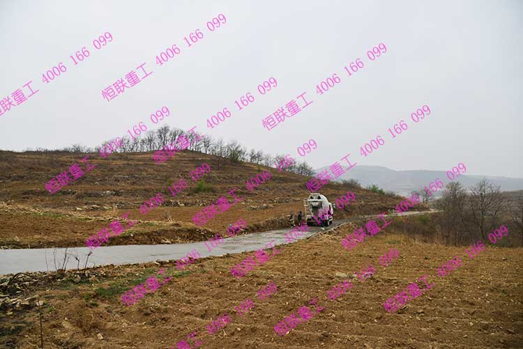 攪拌車直接攪拌的混凝土鋪設(shè)好的公路