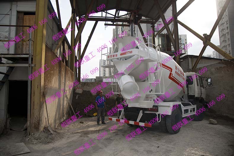 東風(fēng)6方混凝土攪拌車在青島地鐵項目部