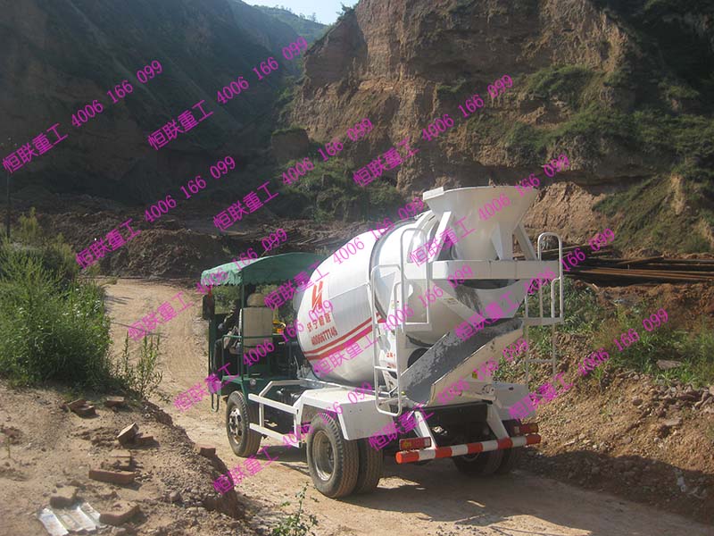 小型混凝土攪拌車身材小巧