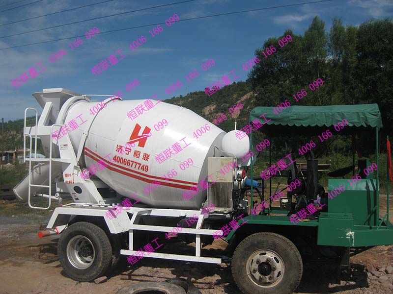 2方混凝土攪拌車在山路行走不費力