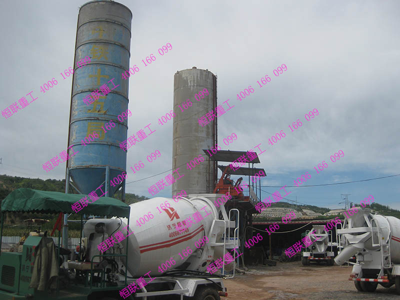 2方小型混凝土攪拌車在中鐵十五局施工現場