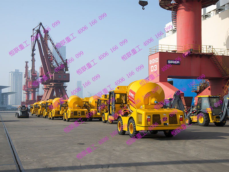 自裝料攪拌車在港口列隊(duì)