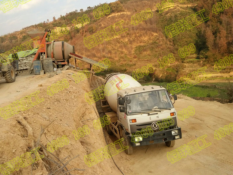 興義市望謨縣小型攪拌車修建公路施工中