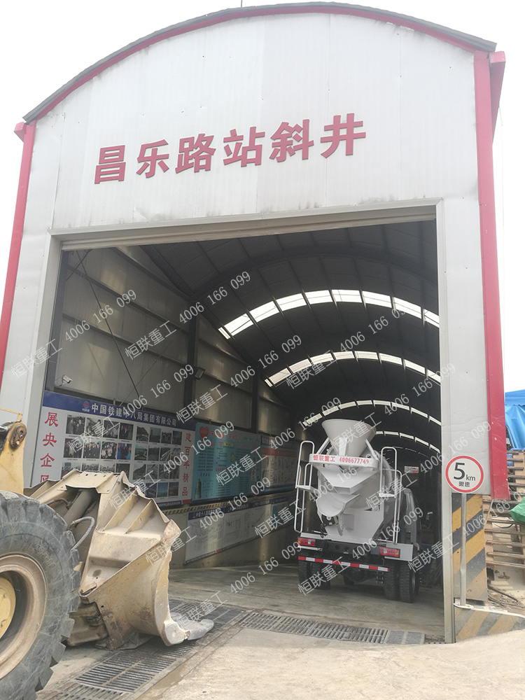 青島小型攪拌車(chē)地鐵工地施工中