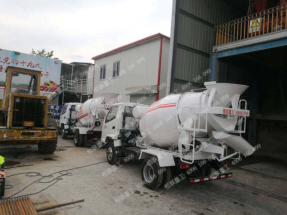 青島小型攪拌車(chē)地鐵隧道施工