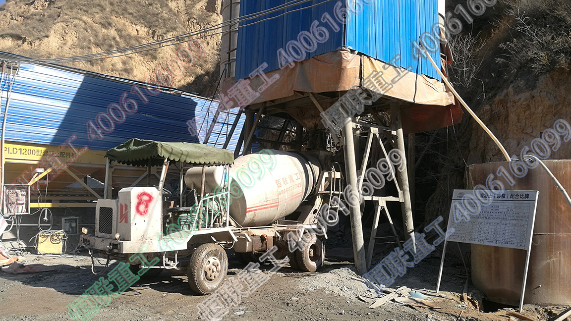 山西臨汾小型攪拌車(chē)隧道施工