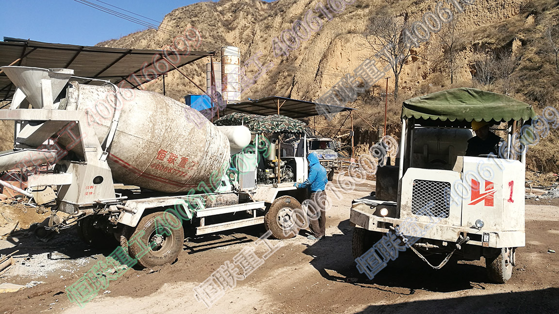 小型攪拌車(chē)隧道施工圖片