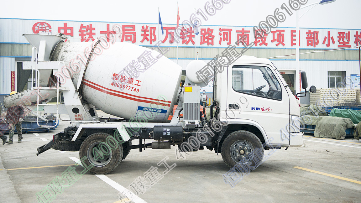 鄭萬(wàn)鐵路河南段2立方攪拌車(chē)施工