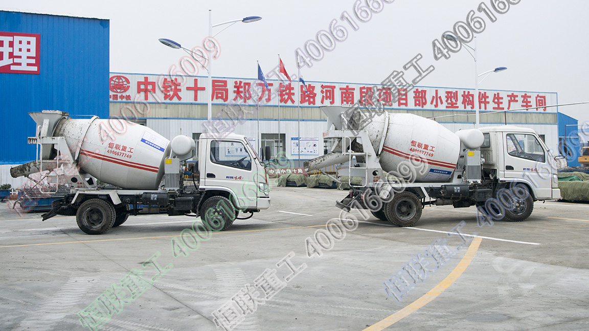 2立方攪拌車(chē)鄭萬(wàn)鐵路施工
