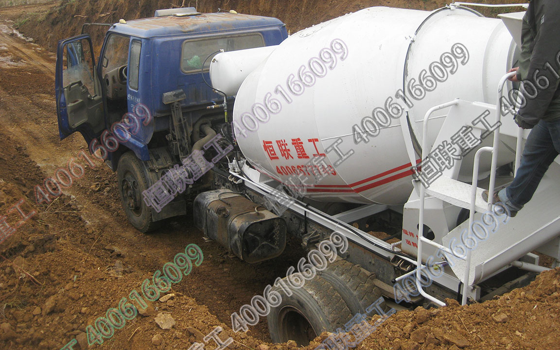 施工中的小型攪拌車