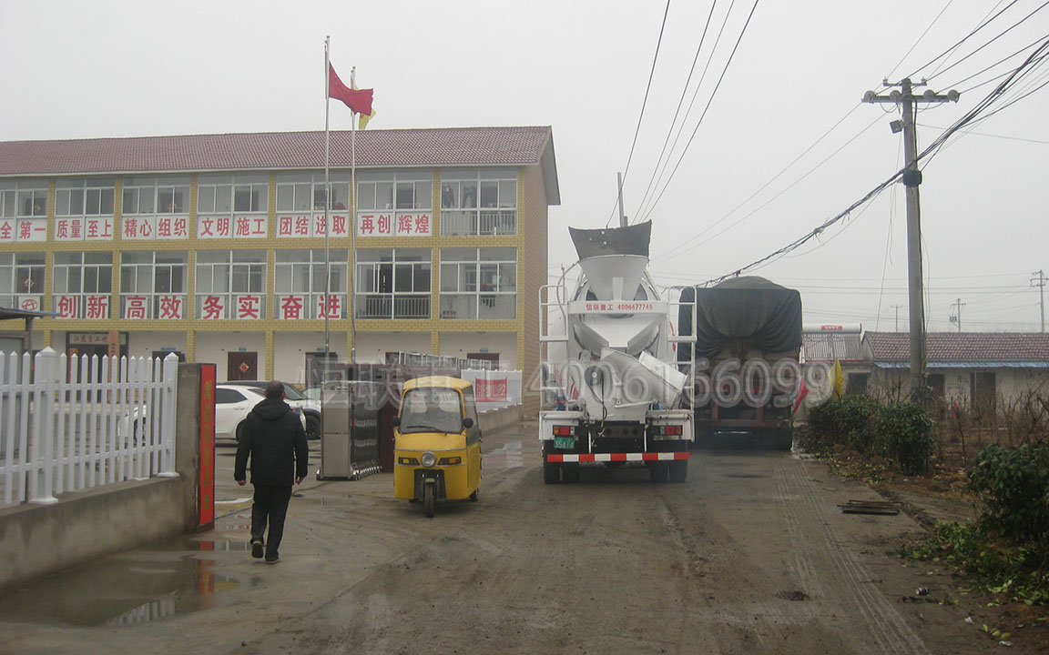 農(nóng)用車改裝的小型攪拌車