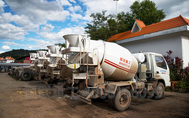 小型攪拌車在云南西雙版納磨憨口岸