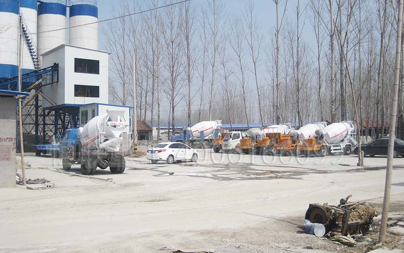 攪拌站的小型攪拌車圖片