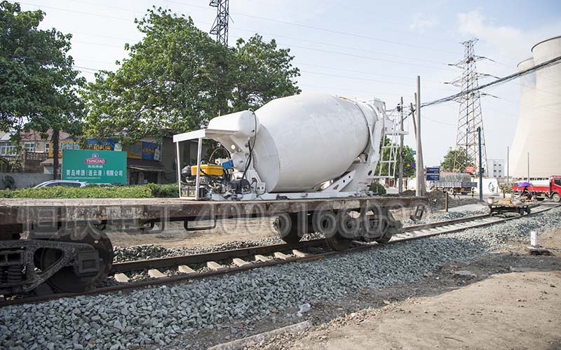 鐵軌水泥攪拌車