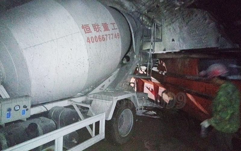 東風(fēng)6方小型攪拌車在小隧道施工