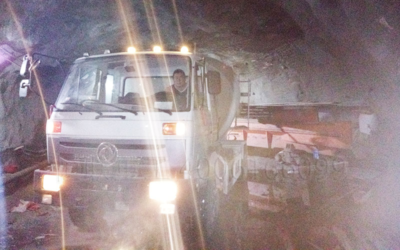 東風(fēng)6方攪拌車在隧道內(nèi)部