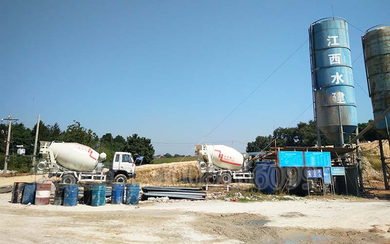 小型攪拌車在撫州水庫工程