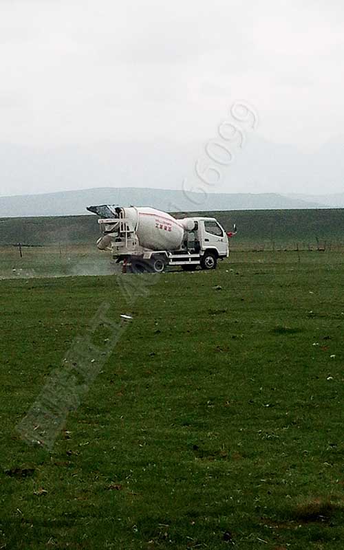 高原草原上的小型攪拌車