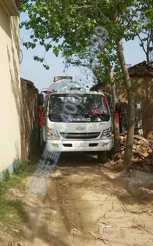 在胡同行駛的攪拌車